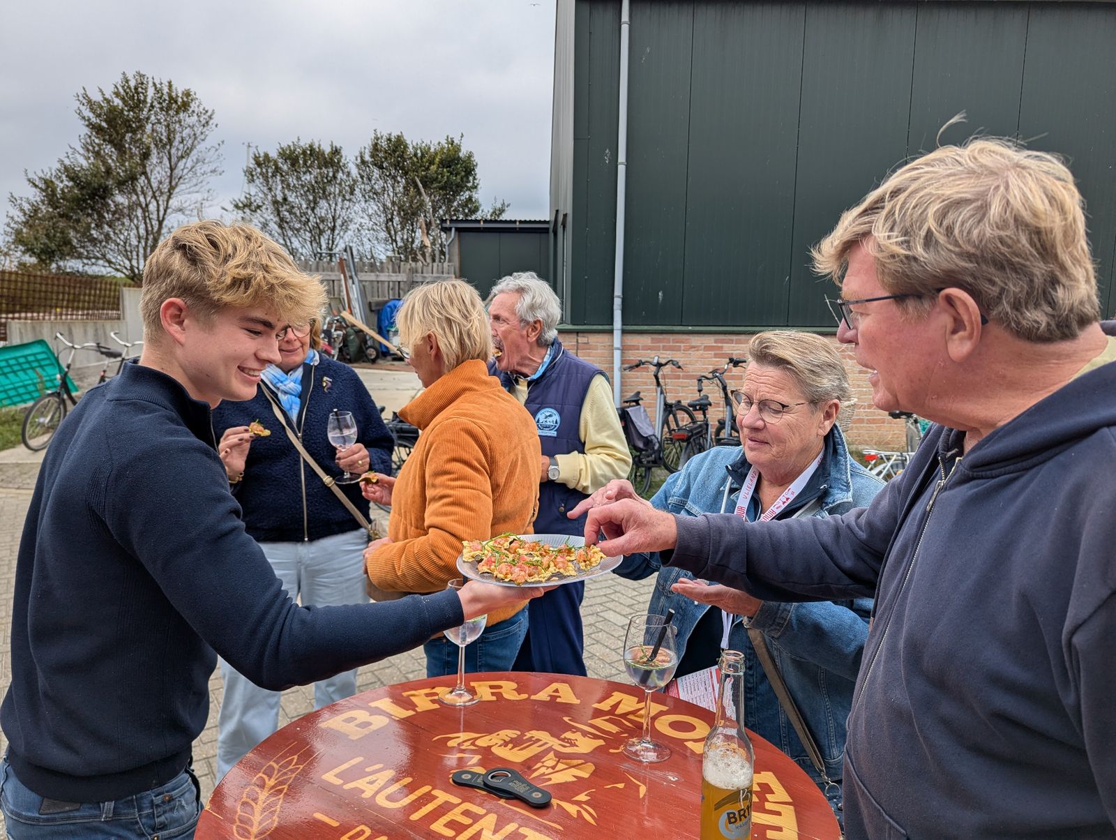 Hapjes geserveerd op een houten plank buiten
