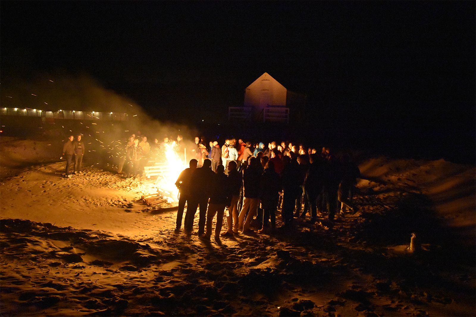 Vuur op het strand van Vlieland bij avondlicht