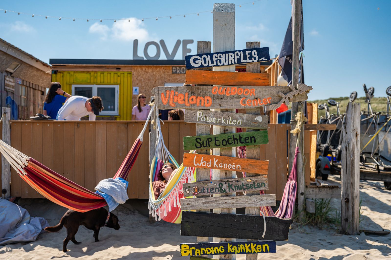 Kleurrijke strandtent met wegwijzers op Vlieland