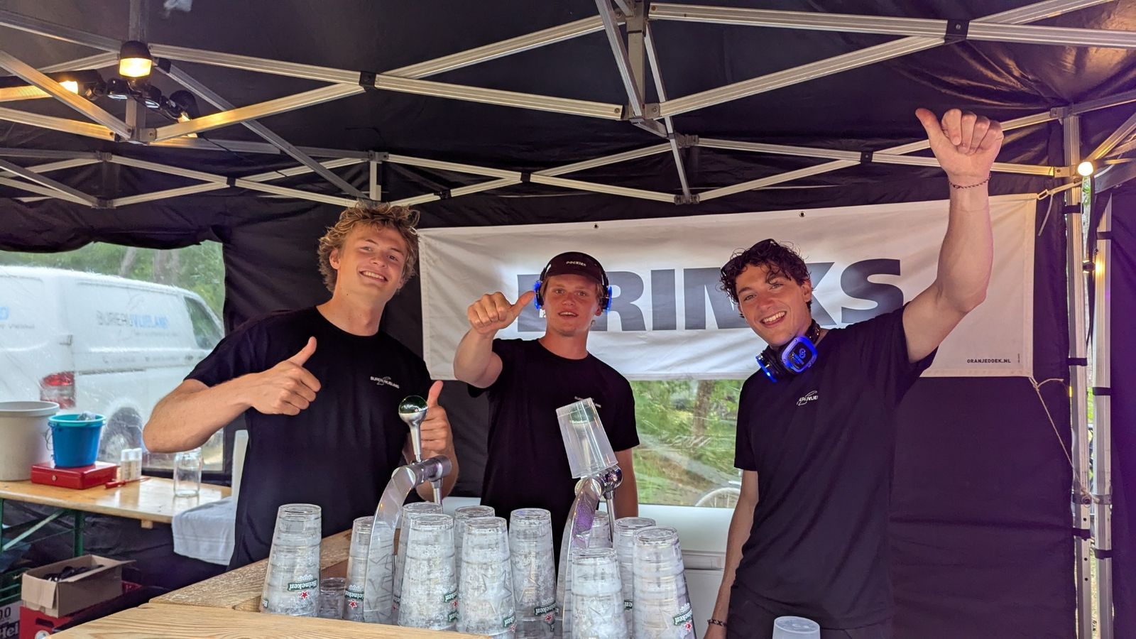 Barmannen schenken drankjes bij een buitenbar