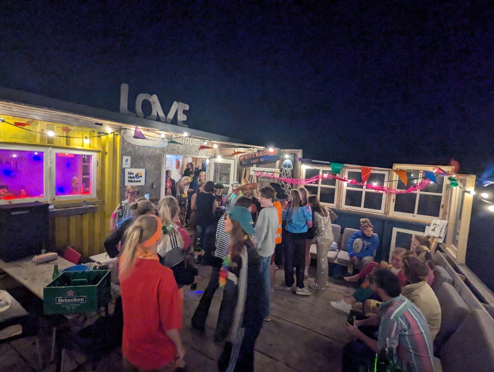 Avondfeest bij de strandbar op Vlieland