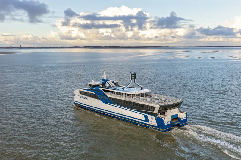 Veerboot van Doeksen onderweg naar Vlieland