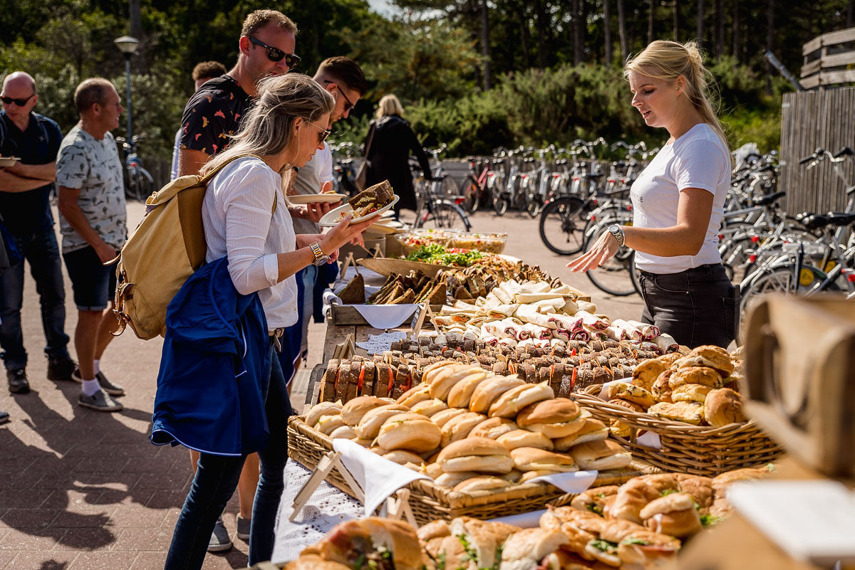 Kraam met vers brood en lunchgerechten