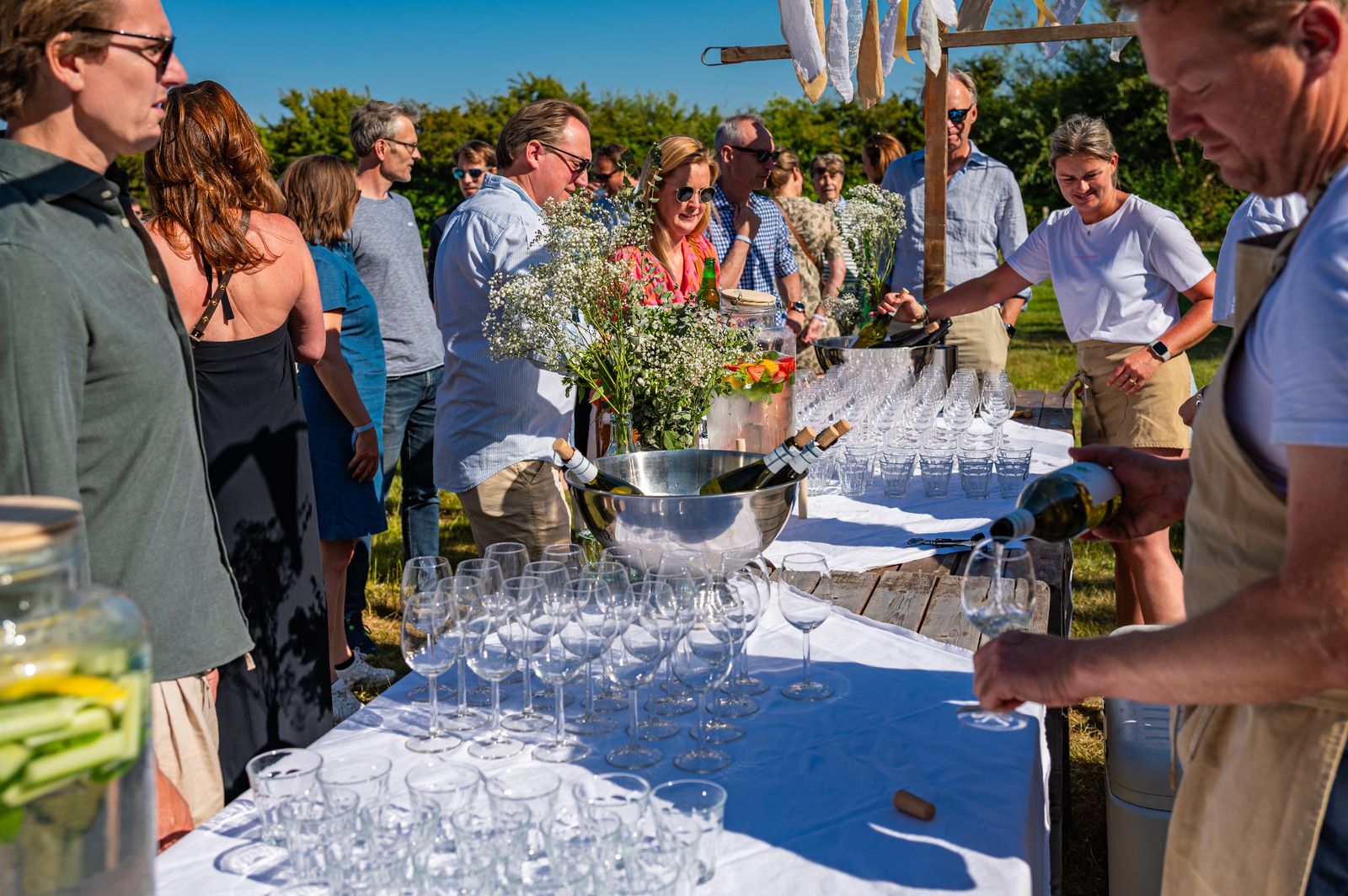 Glazen bubbels klaargezet voor een borrel buiten