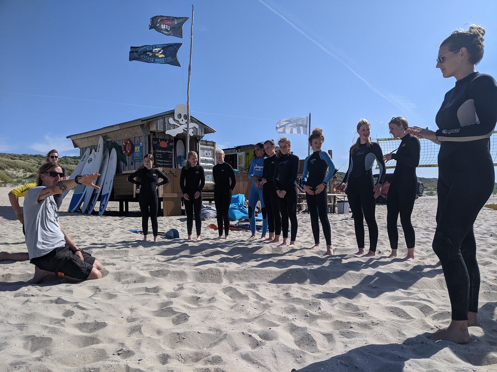 Surfer op de Noordzee voor de kust van Vlieland