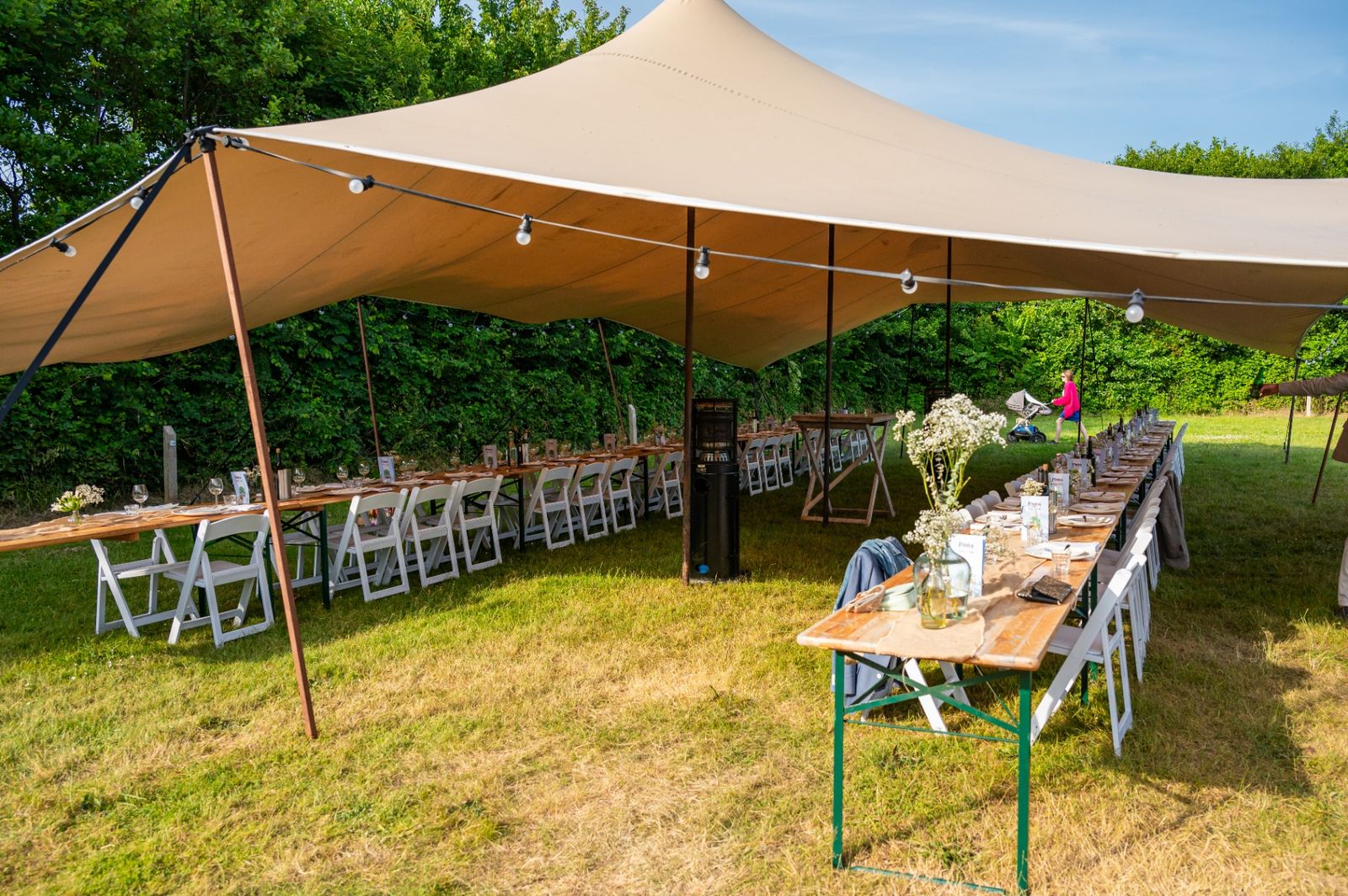 Stretchtent met gedekte tafel in het groen