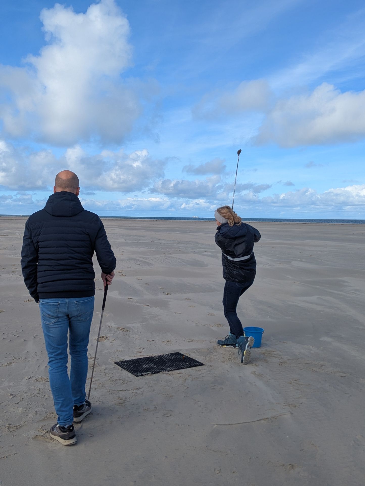 Twee wandelaars op het lege strand van de Vliehors